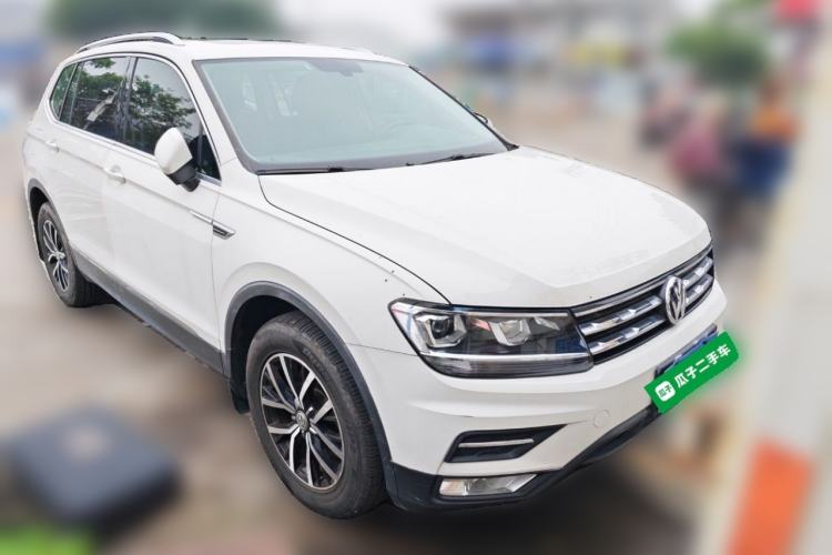 Used Volkswagen Tiguan L 2017 330TSI Automatic Two-Wheel Drive Luxury Edition Front Right 45 Deg