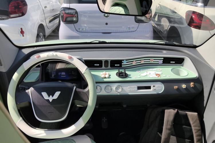 Used Wuling Hongguang MINIEV 2021 Macaron Fashion Model Lithium Iron Phosphate Center Console