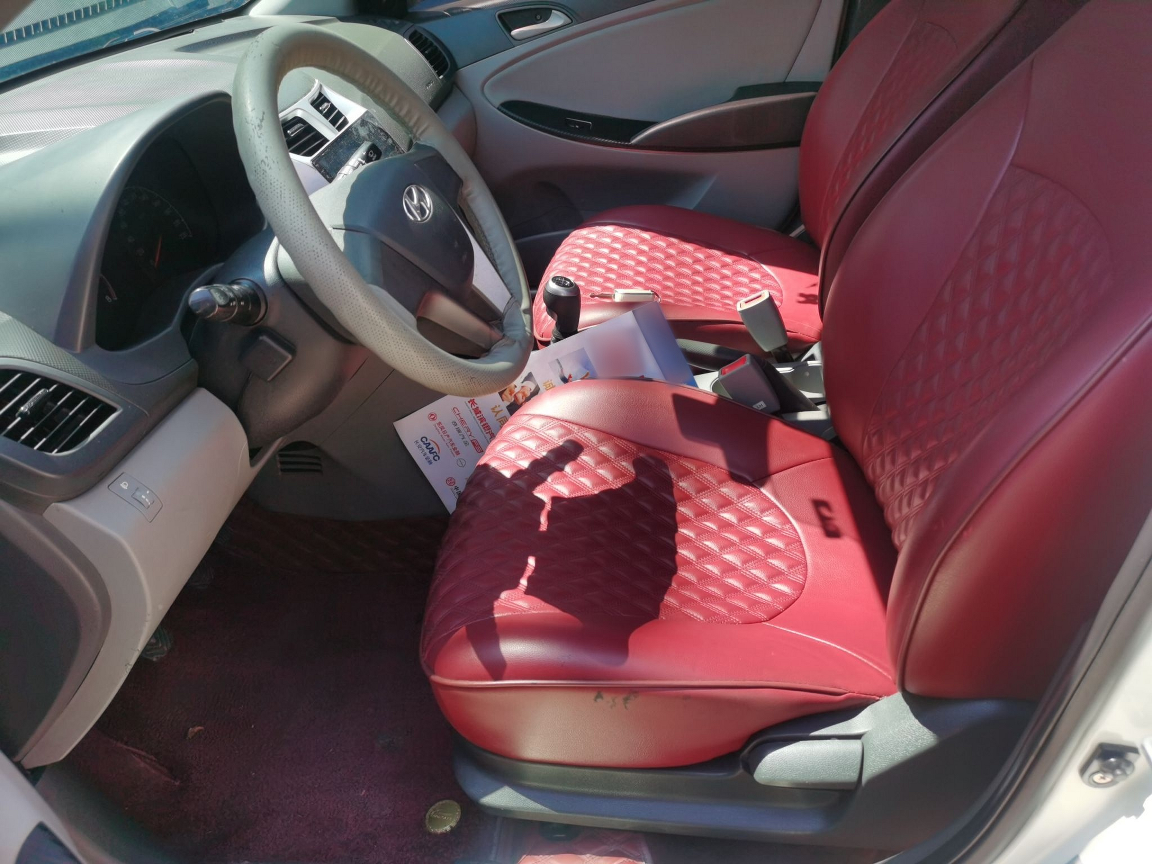 المقاعد الأمامية داخل السيارة