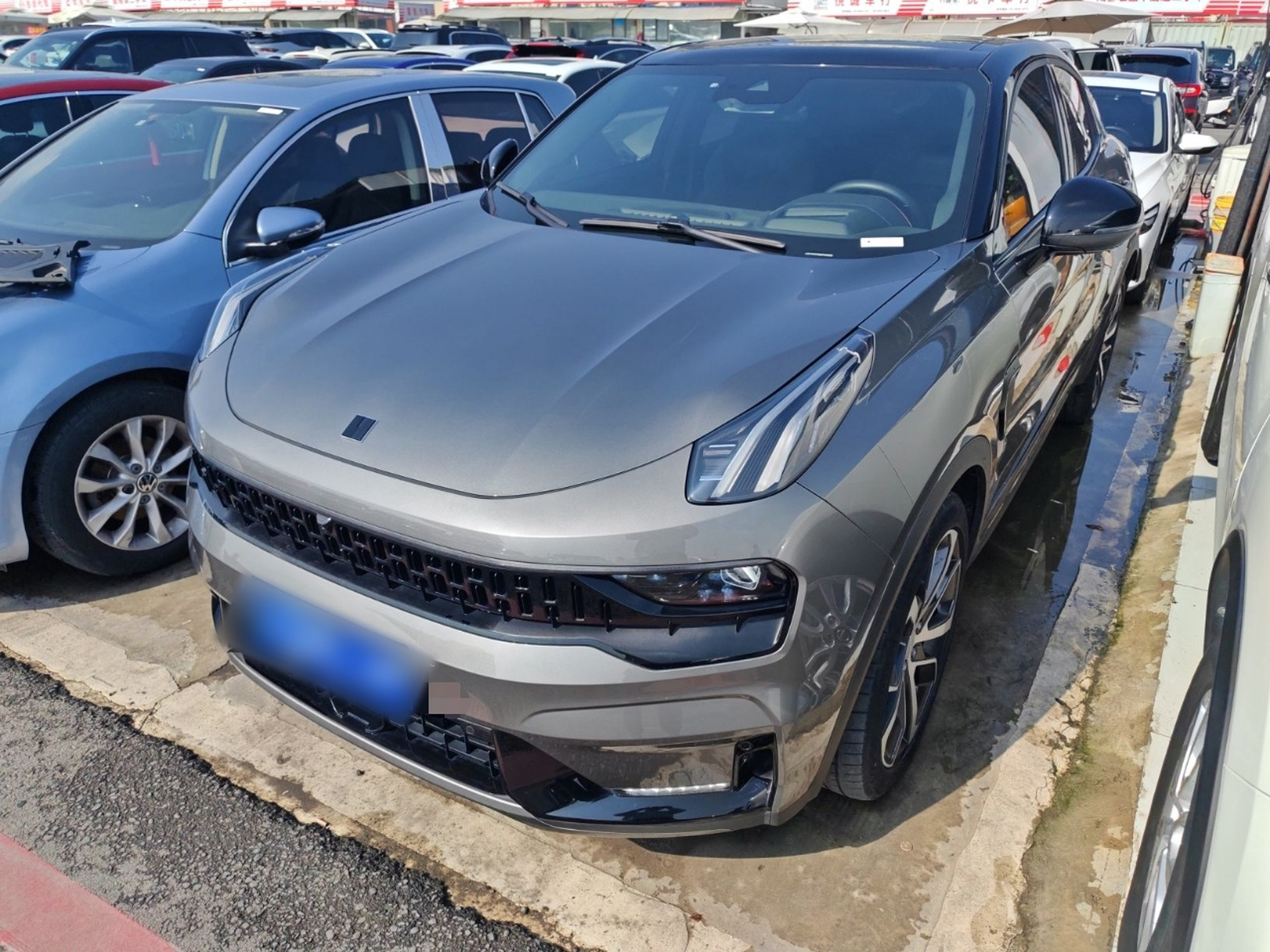 Под передней частью автомобиля