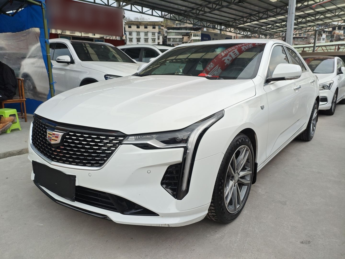 Под передней частью автомобиля