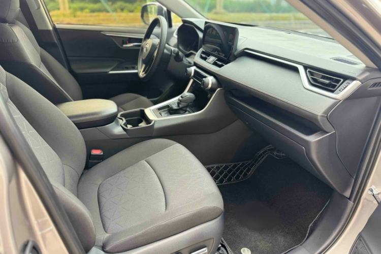 Used Toyota RAV4 2023 2.0L CVT Two-Wheel Drive Fashion Edition Interior 4