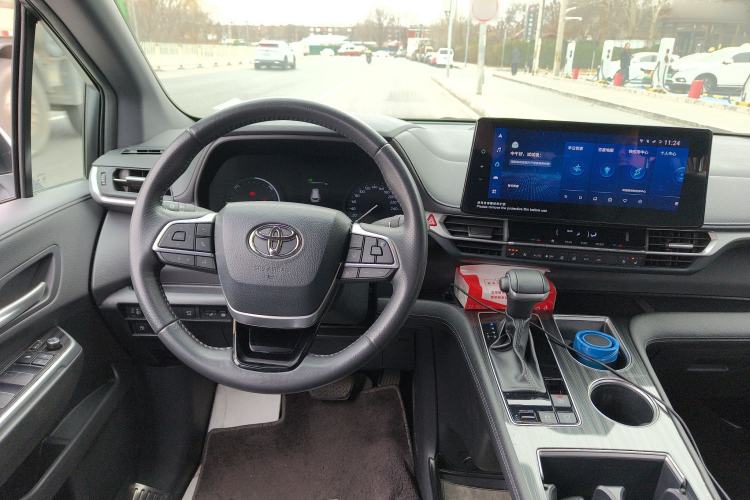 Used Toyota Sienna 2023 2.5L Hybrid Deluxe Edition