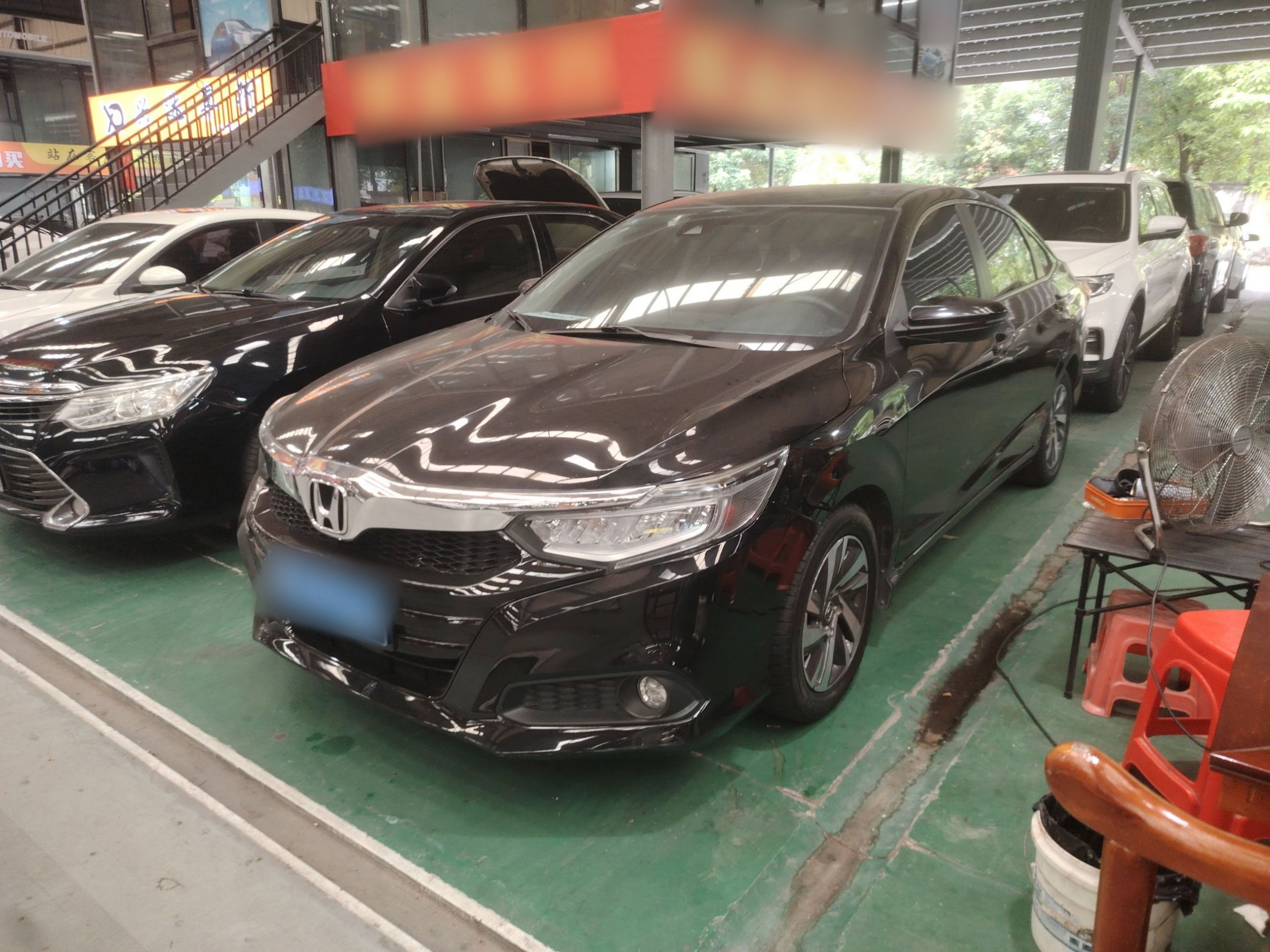 تحت مقدمة السيارة