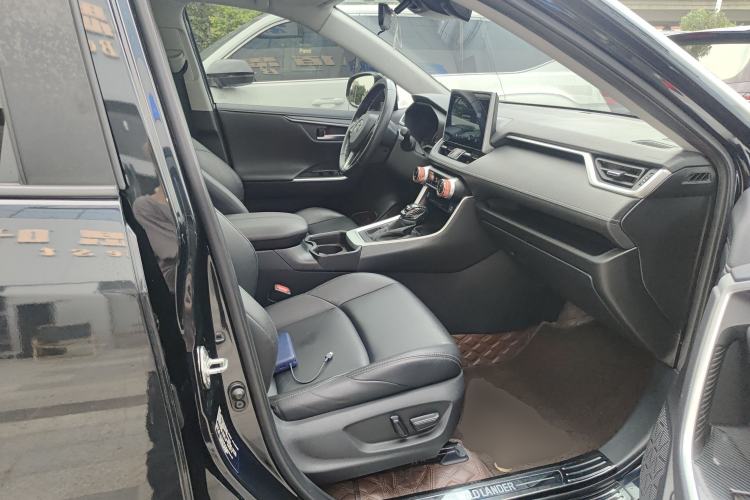 Used Toyota Wildlander 2021 2.0L CVT 4x4 Luxury Edition Right Front Seat