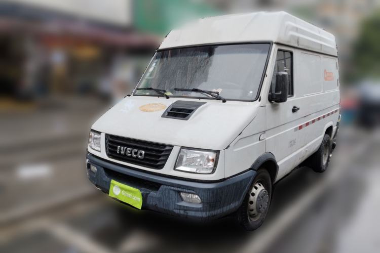 Used Iveco Daily 2021 2.8T V35 VAN厢式 Delivery Van 3-Seater Short Wheelbase Mid-Roof Design with Dual Tires and Side Sliding Doors