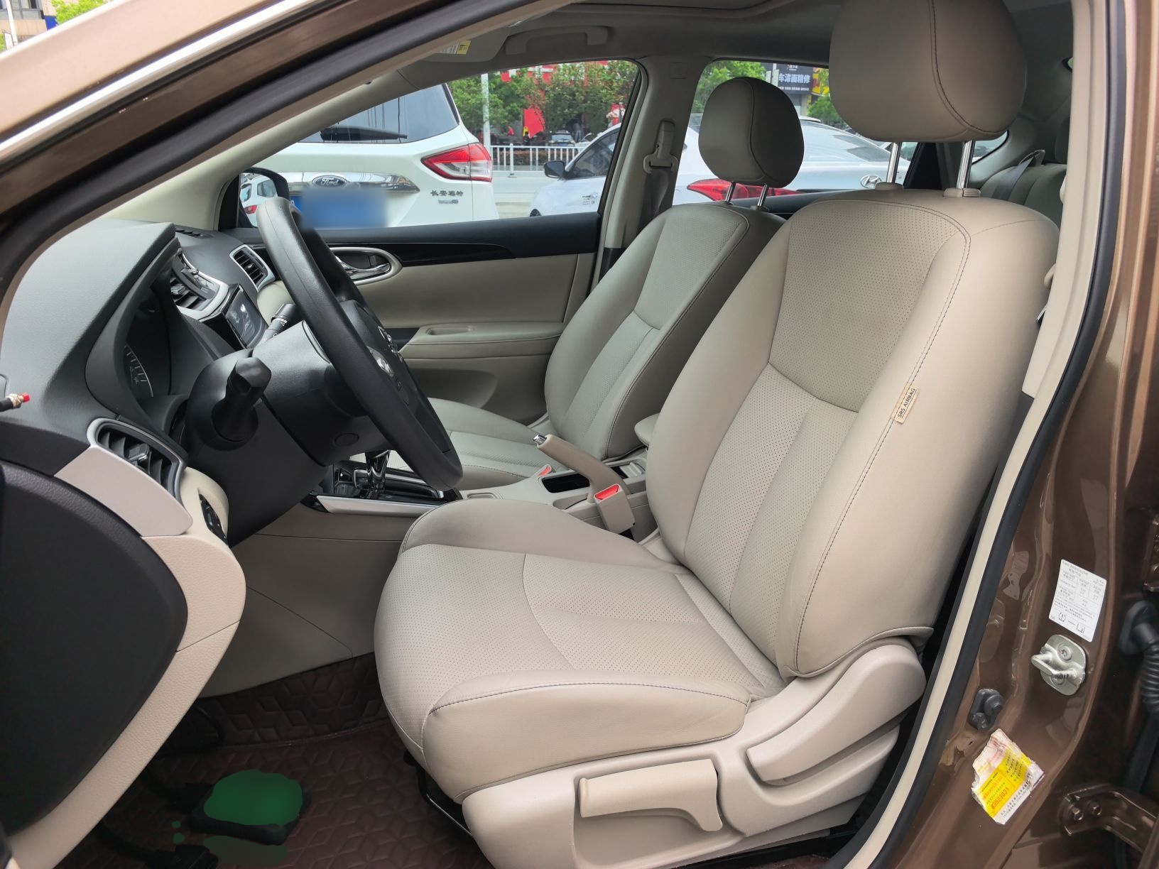 المقاعد الأمامية داخل السيارة