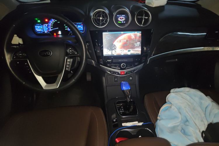 Used BYD S7 2016 2.0T Automatic Prestige Plus Center Console