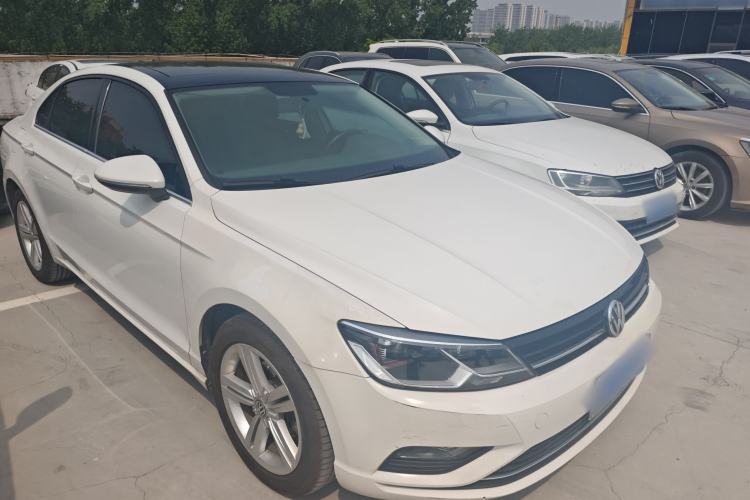 Used Volkswagen Lamando 2015 280TSI DSG Comfort Edition Front Right 45 Deg