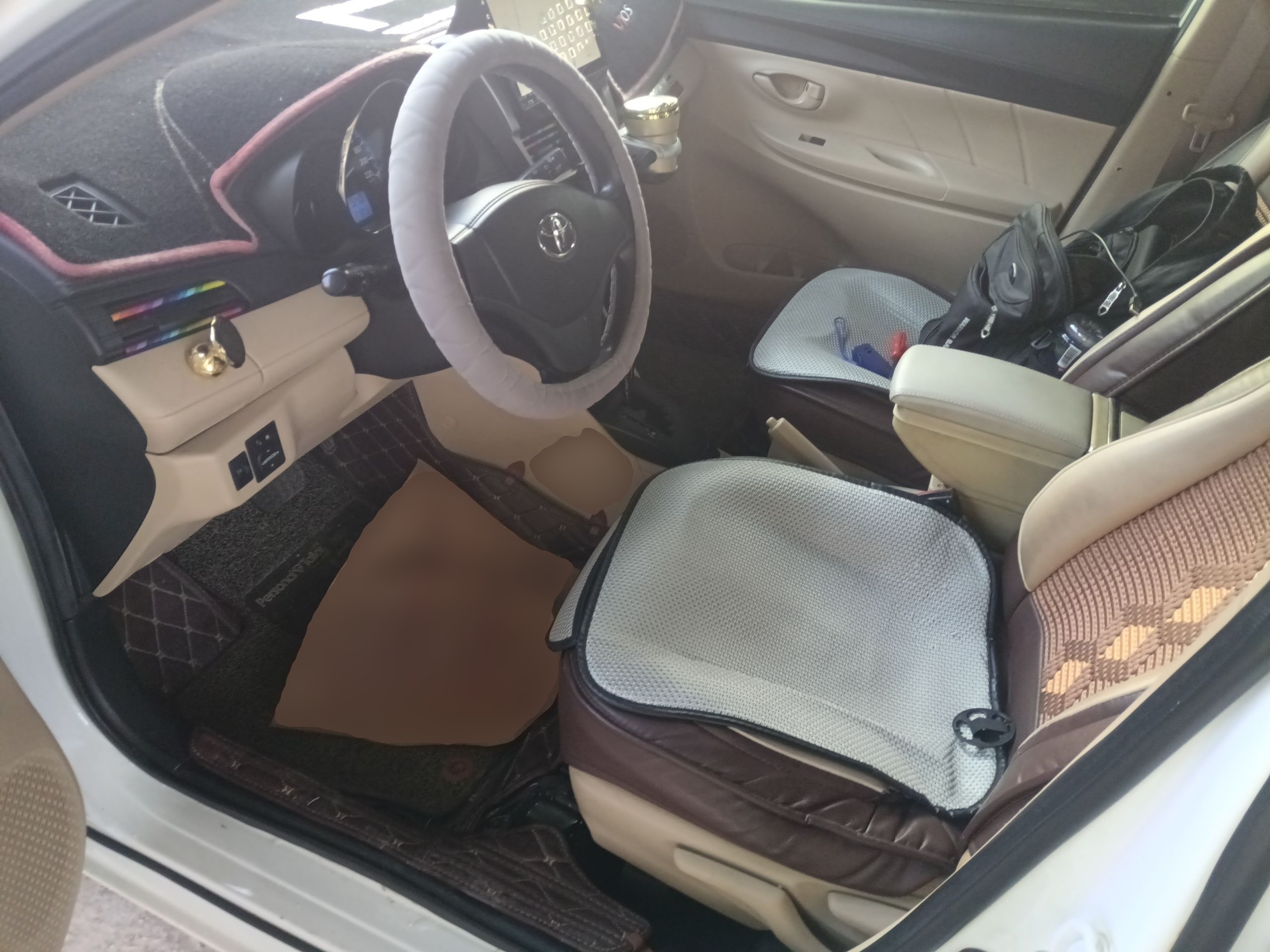 المقاعد الأمامية داخل السيارة