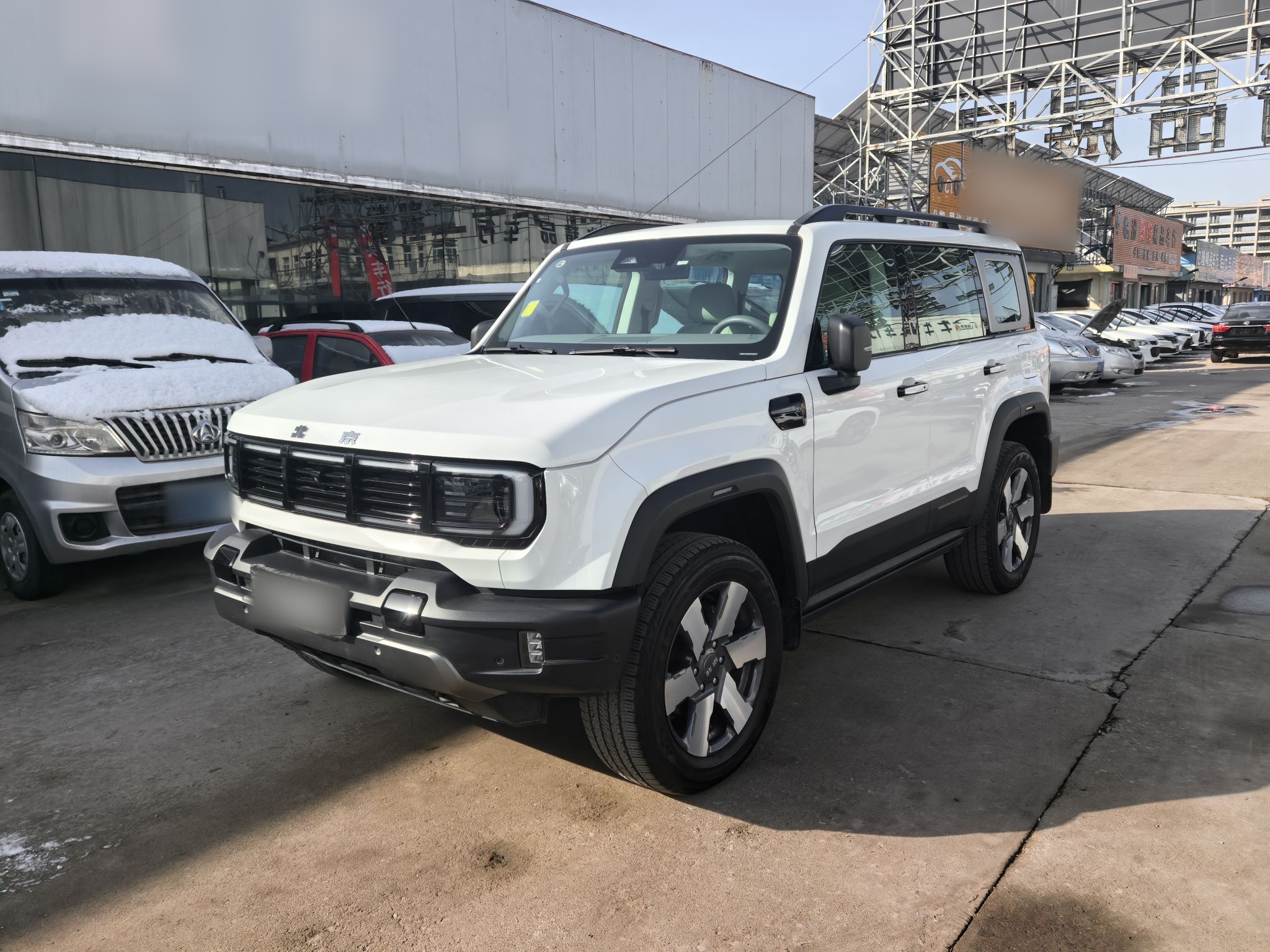 تحت مقدمة السيارة