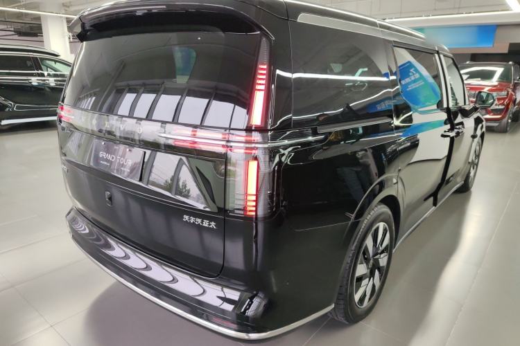 Used Volvo EM90 2025 Ultra Six-Seater Rear Right 45 Deg