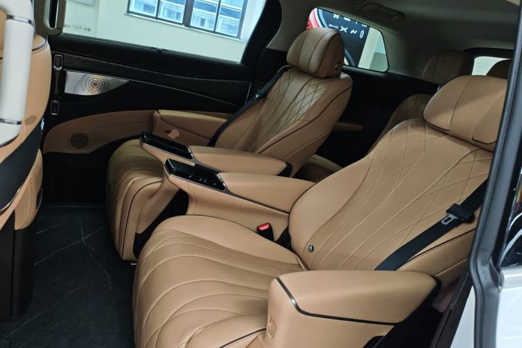 Used Denza D9 2024 DM-i 1050 Luxury Model
