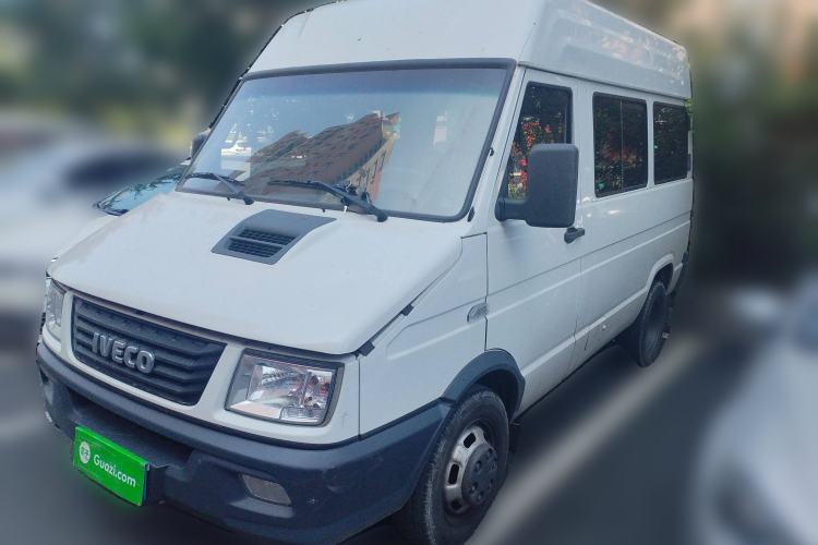 Used Iveco Daily 2021 2.5T A35 M1 Passenger Van 5-9 Seater Short Wheelbase Mid-Roof Design Dual Tires Side Sliding Door