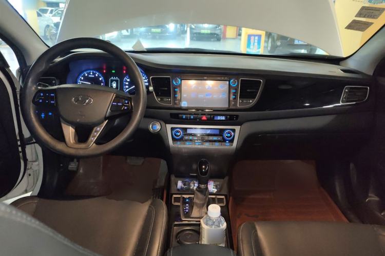 Used Hyundai Mistra 2014 1.8L Automatic Smart GLS Center Console