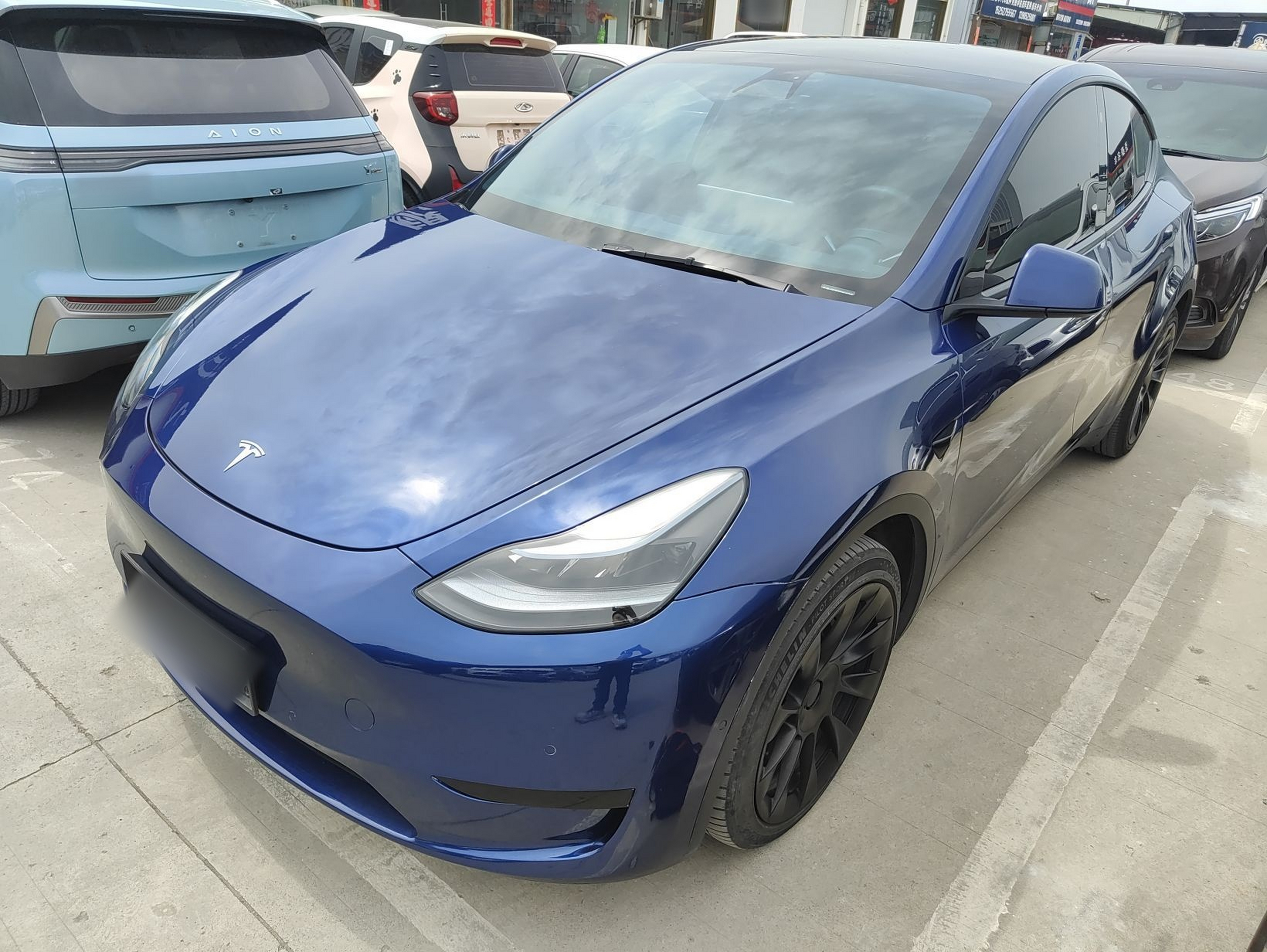 Под передней частью автомобиля