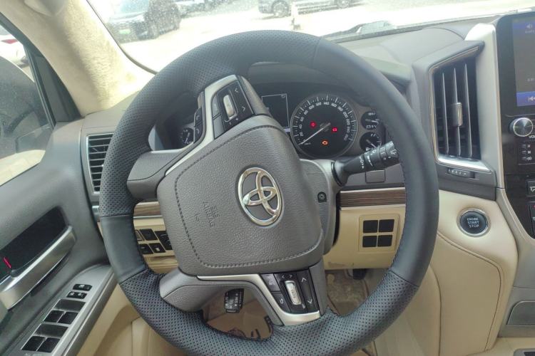 Used Toyota Land Cruiser 2021 5.7L VXR Genuine Leather – Middle East Steering Wheel