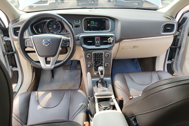 Used Volvo V40 2016 T3 Zhiyi Edition Center Console