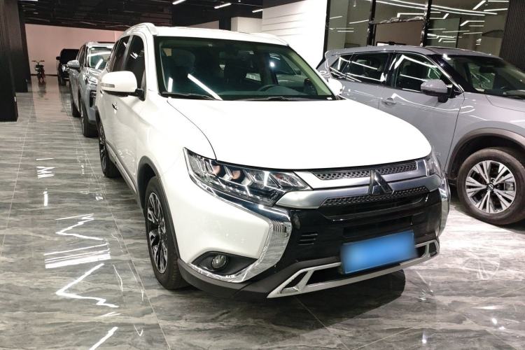 Used Mitsubishi Outlander 2021 2.4L 4x4 Comfort Edition 5 Seats Front Right 45 Deg