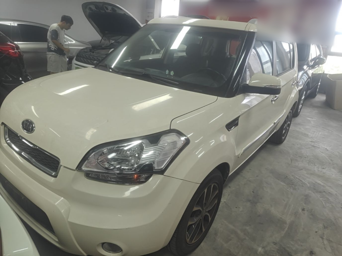 Под передней частью автомобиля