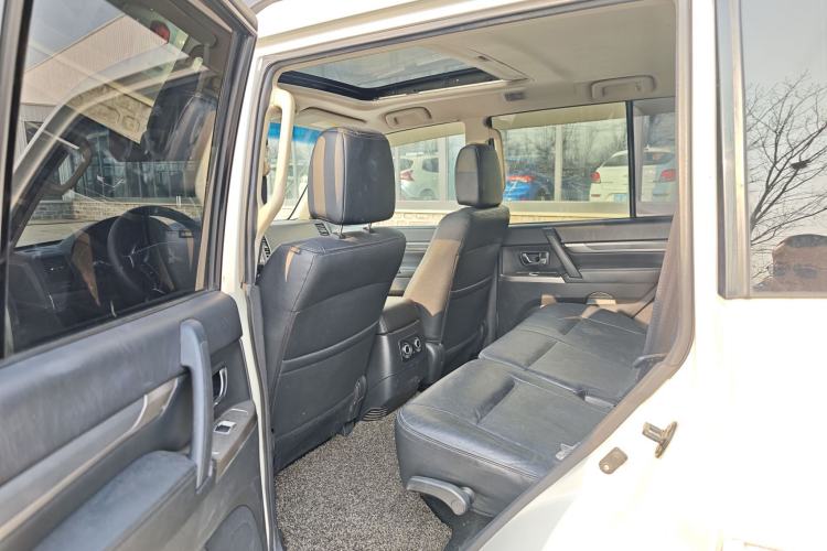 Used Mitsubishi Pajero 2015 3.0L Automatic Elite Edition China V Standard Interior 2