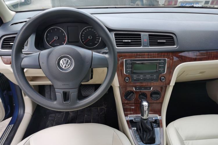 Used Volkswagen Lavida 2013 Restyled Classic 1.6L Automatic Comfort Edition Center Console