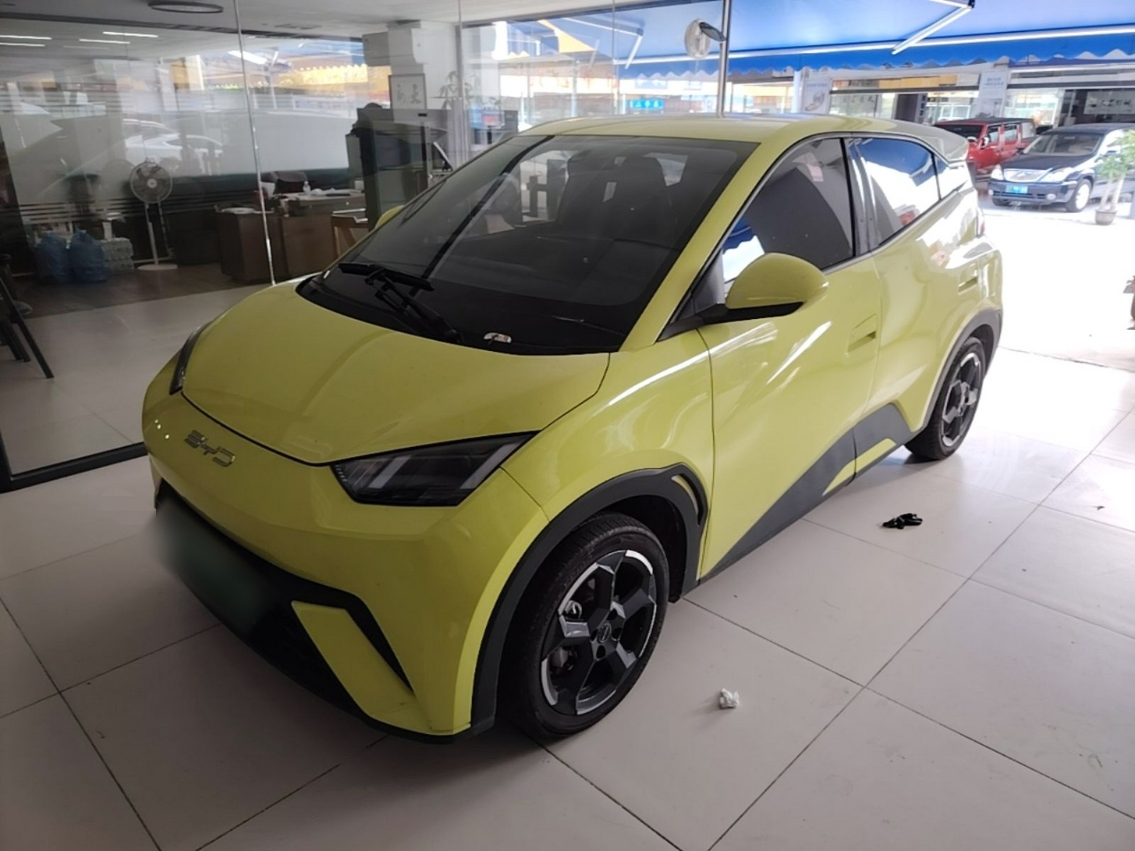 Под передней частью автомобиля
