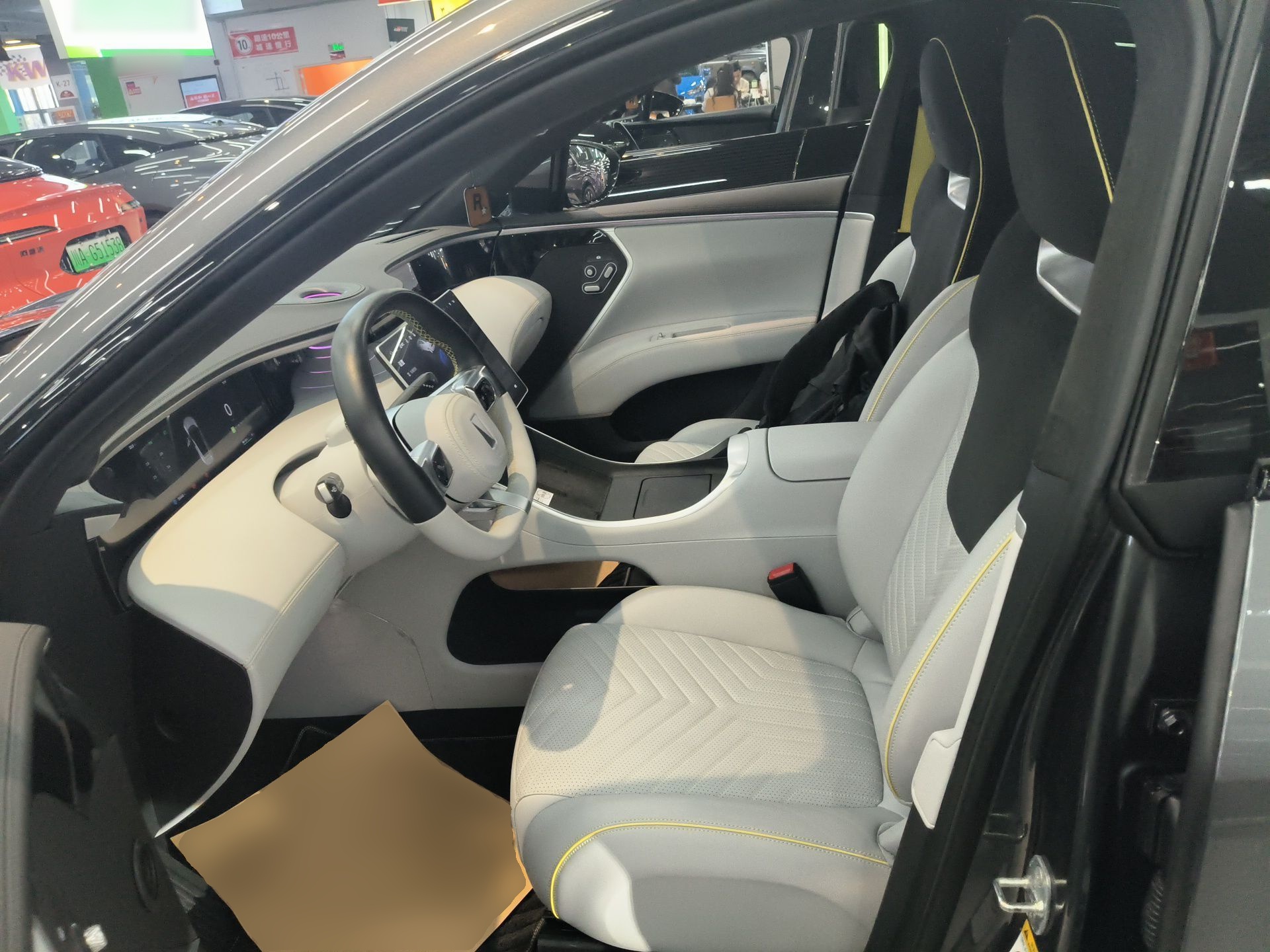 المقاعد الأمامية داخل السيارة