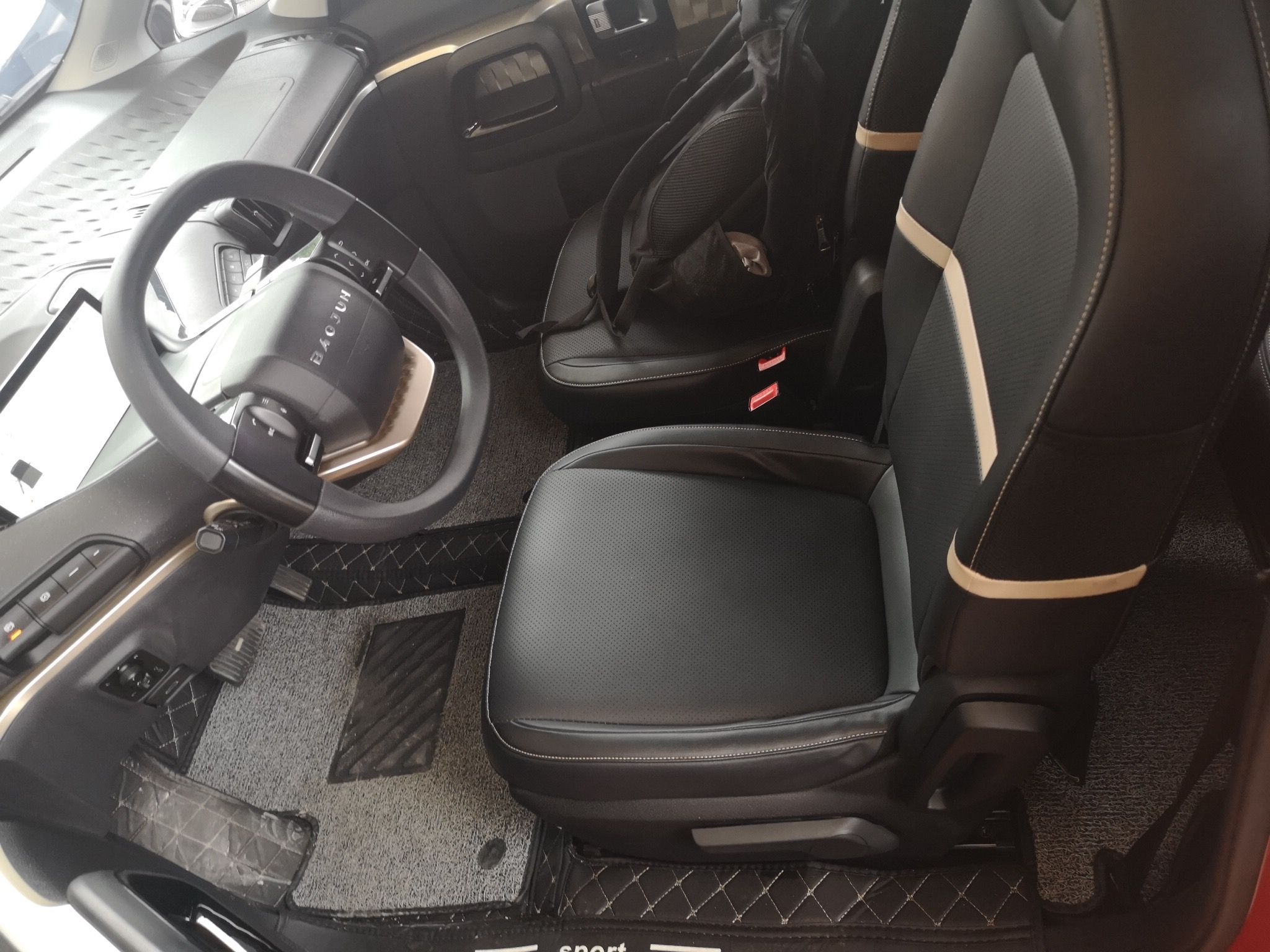 المقاعد الأمامية داخل السيارة