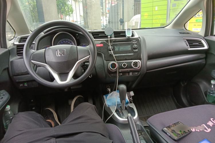 Used Honda Fit 2014 1.5L SE CVT Fashion Model Center Console