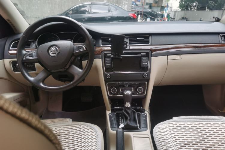 Used Skoda Superb 2013 1.8TSI Automatic Yashi Edition Center Console