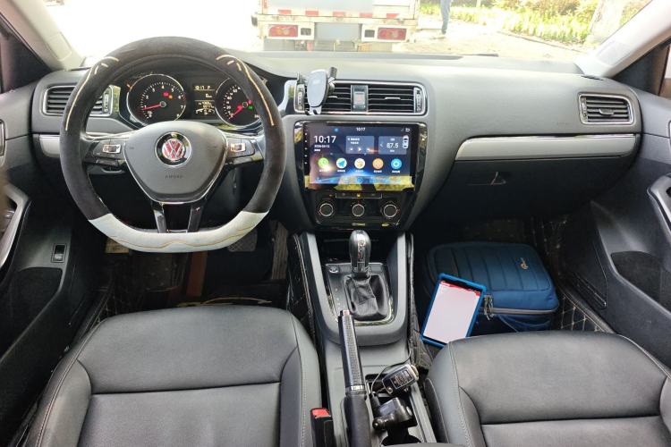 Used Volkswagen Sagitar 2018 1.6L Automatic Comfort Model Center Console
