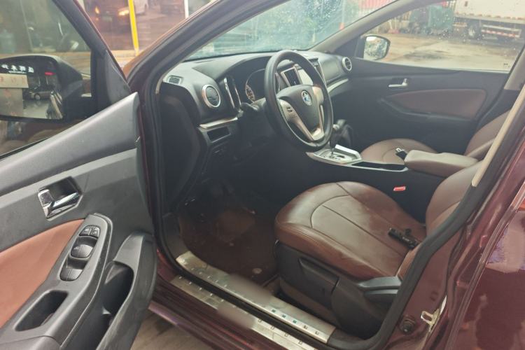 Used Venucia T70 2015 2.0L CVT Smart Choice Edition
