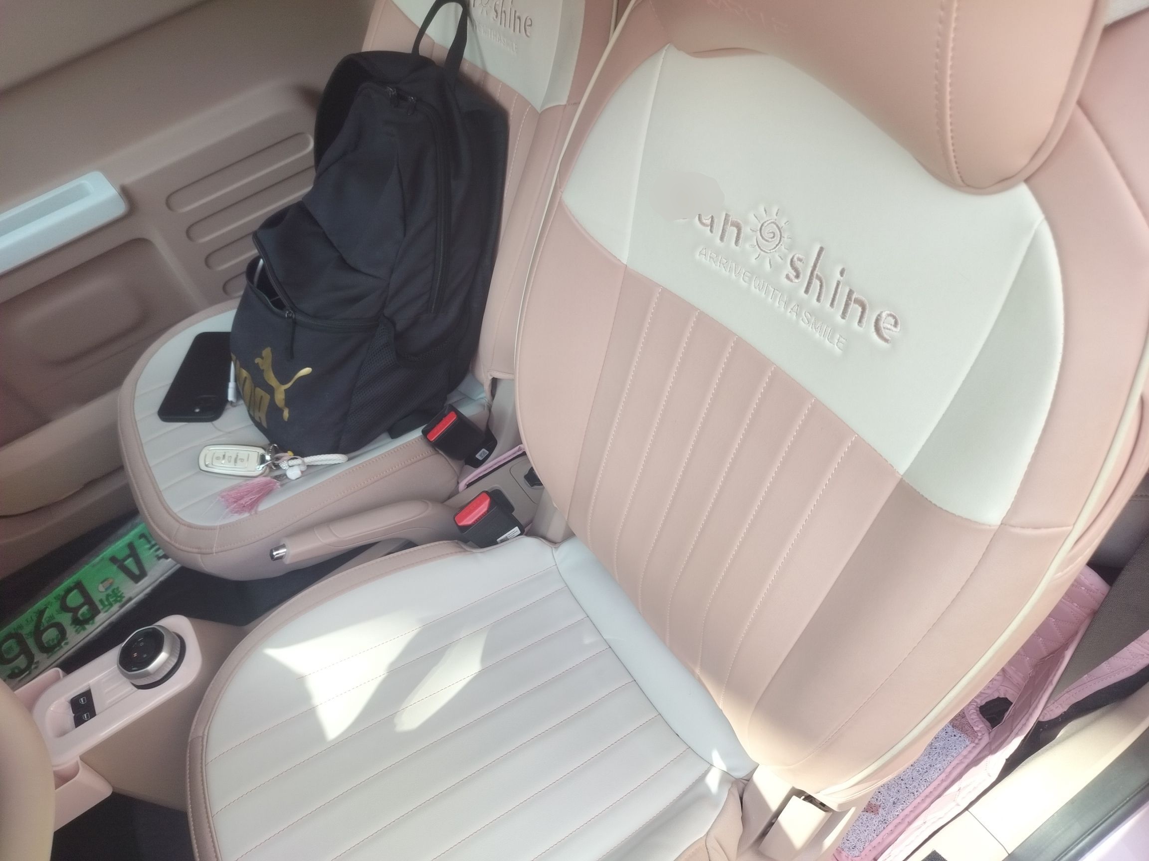 المقاعد الأمامية داخل السيارة