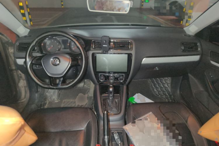 Used Volkswagen Sagitar 2015 1.6L Automatic Comfort Model Center Console