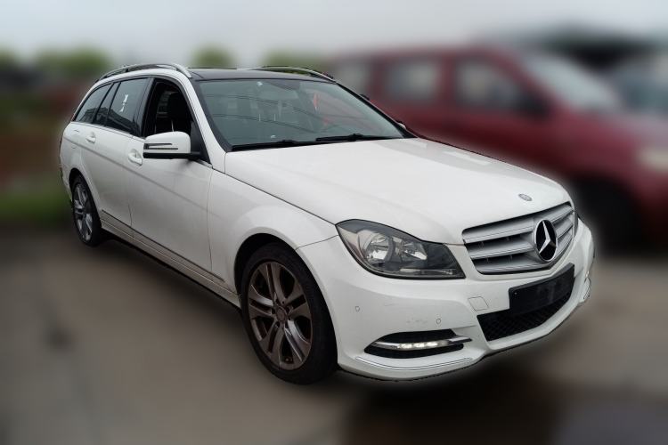 Used Mercedes-Benz C-Class 2011 C 200 Fashion Travel Edition Front Right 45 Deg