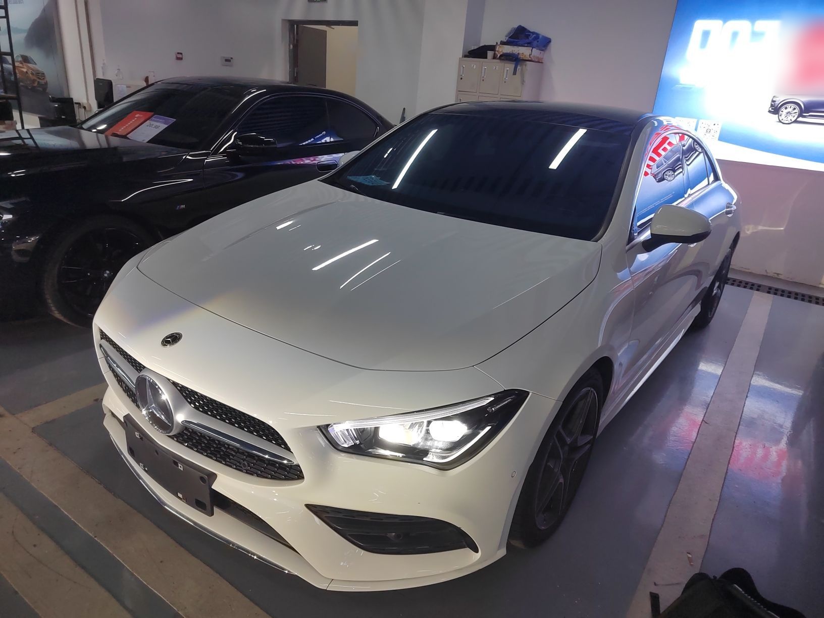 Под передней частью автомобиля