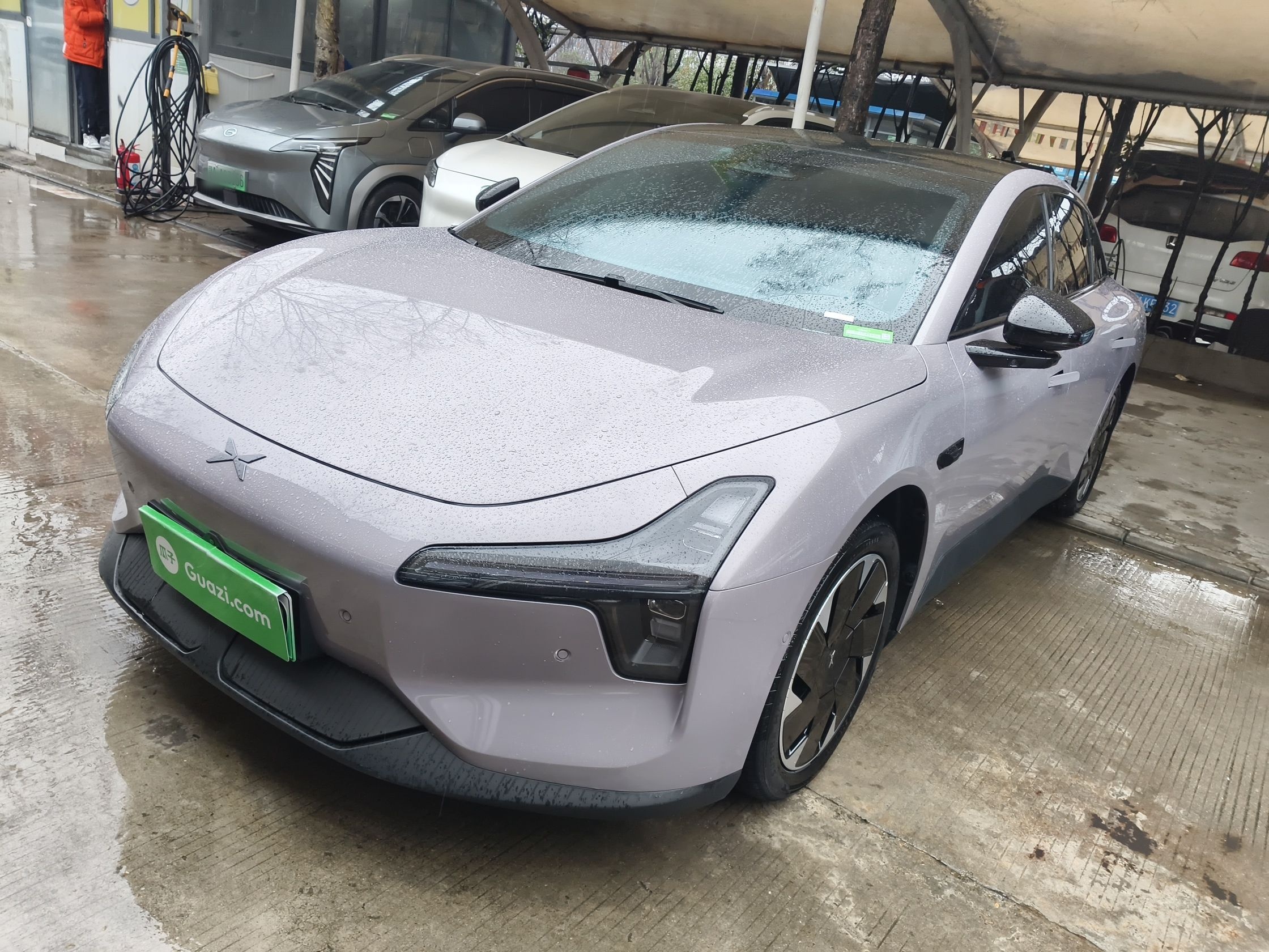 Под передней частью автомобиля