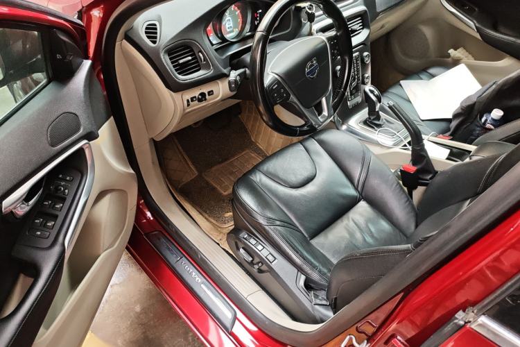 Used Volvo V40 2015 1.6T Zhiya Edition
