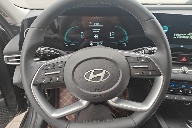 Used Hyundai Elantra 2023 1.5L CVT LUX Prestige Edition
