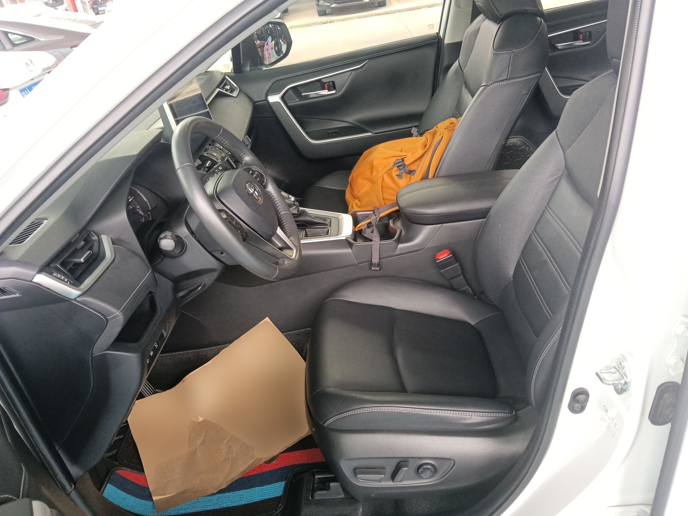 Переднее сиденье в автомобиле