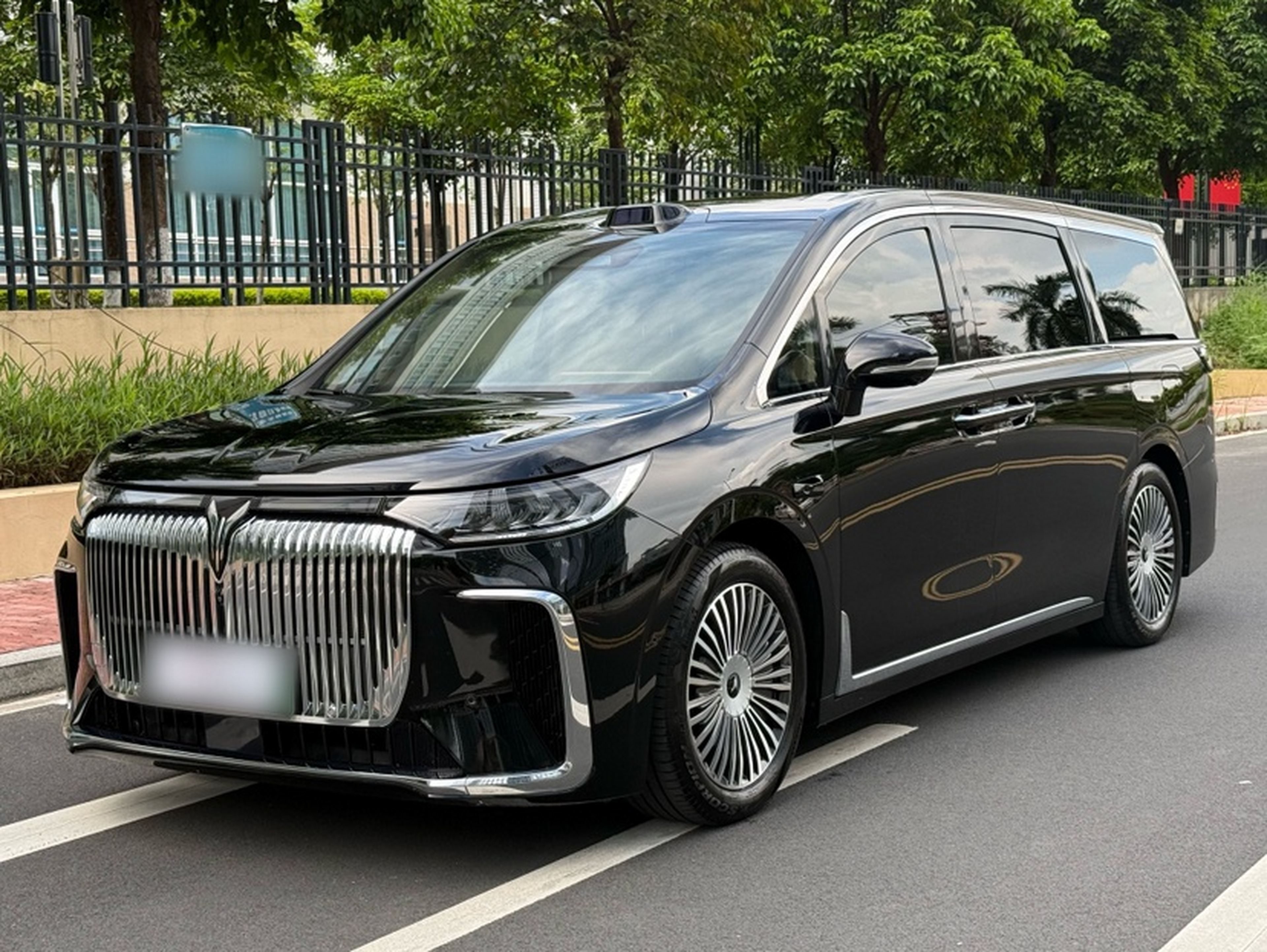 Unter der Vorderseite des Autos