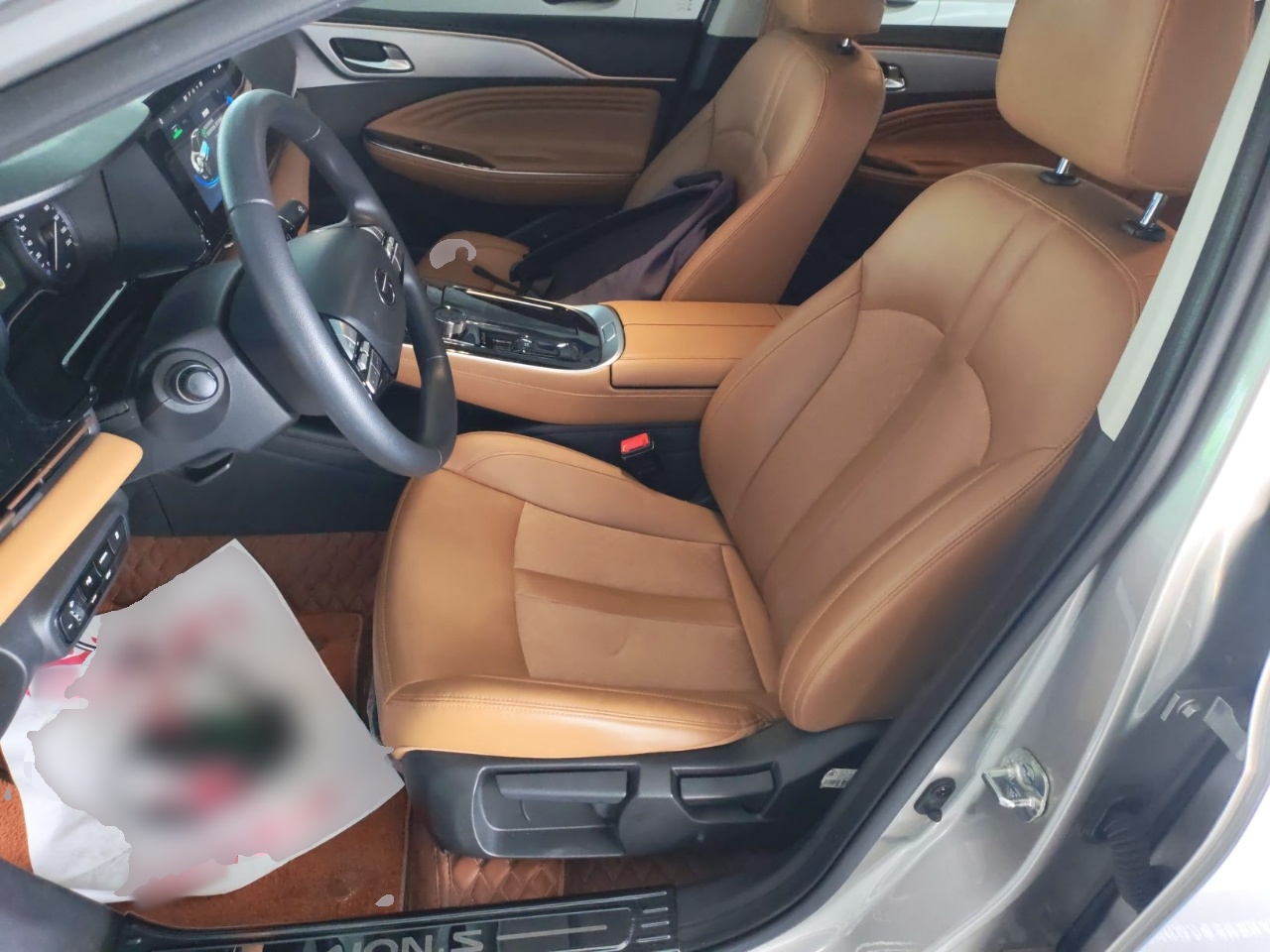 Переднее сиденье в автомобиле