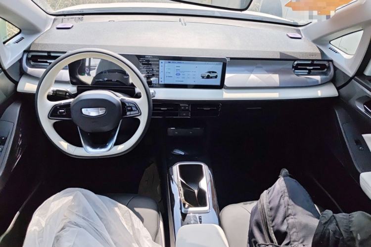 Used Geometry E Firefly 2024 401 km Fluorescent Interior 2