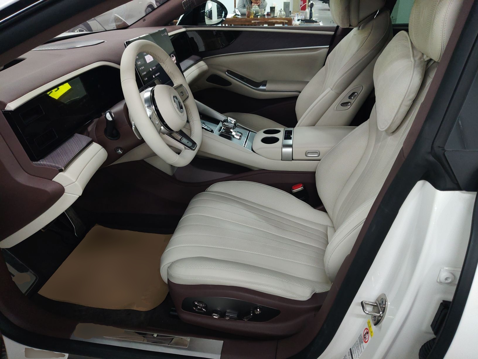 المقاعد الأمامية داخل السيارة