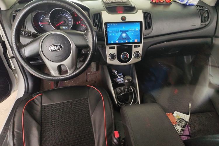 Used Kia Forte 2014 1.6L MT GL Center Console