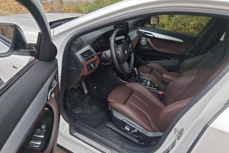 Used BMW X2 2021 Updated xDrive25i Midnight Edition Driver Seat