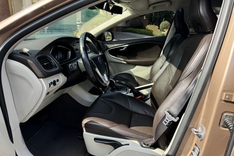 Used Volvo V40 2015 1.6T Zhiyi Edition
