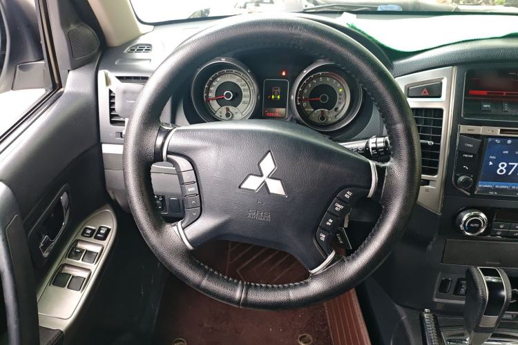 Used Mitsubishi Pajero 2016 3.0L Automatic Standard Version China IV Standard Steering Wheel