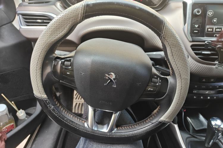 Used Peugeot 2008 2015 1.6THP Roland Garros Edition Steering Wheel